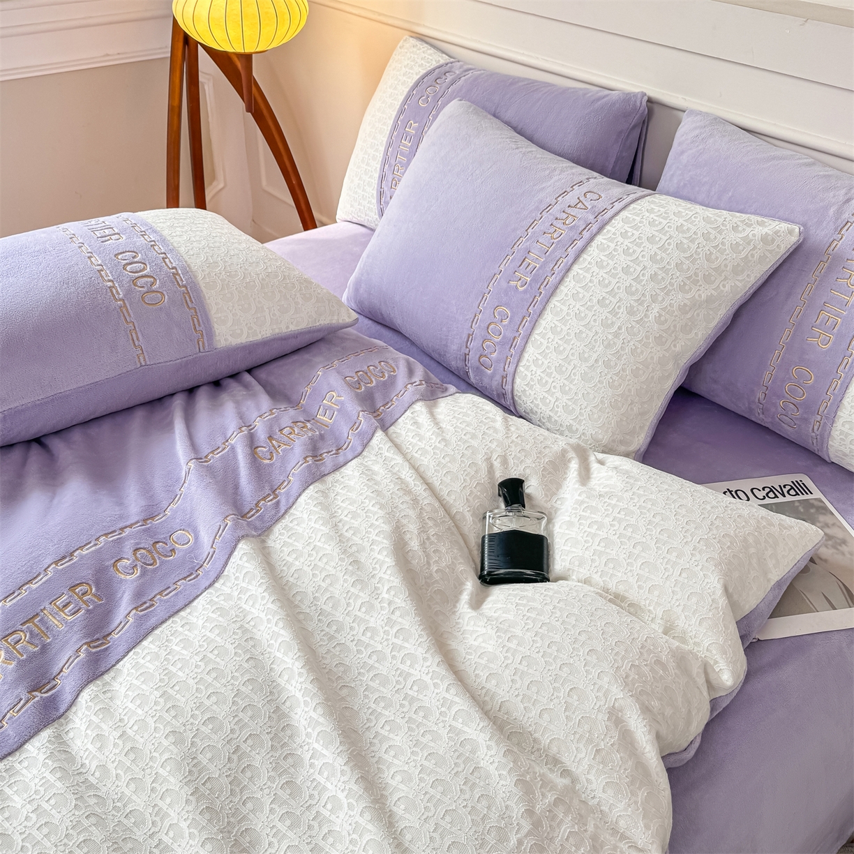 91家纺网 家纺一手货源 找家纺 灰鲸 2025新款牛奶绒拼接刺绣雕花套件-露娜 露娜-风铃紫