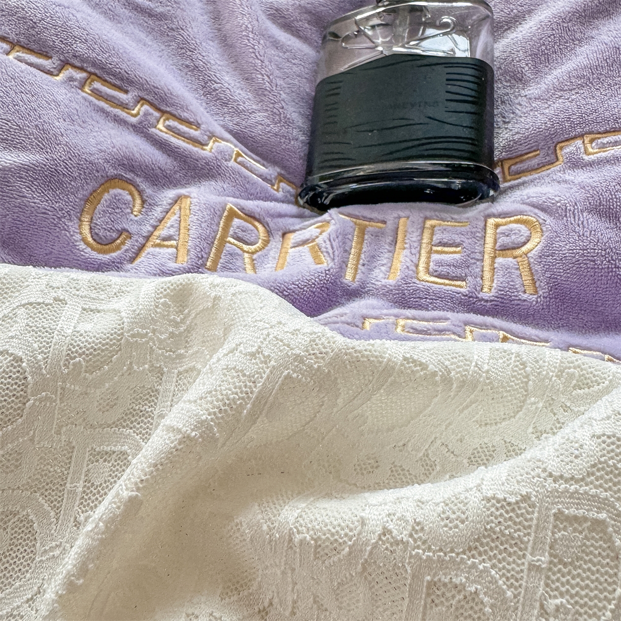 91家纺网 家纺一手货源 找家纺 灰鲸 2025新款牛奶绒拼接刺绣雕花套件-露娜 露娜-风铃紫