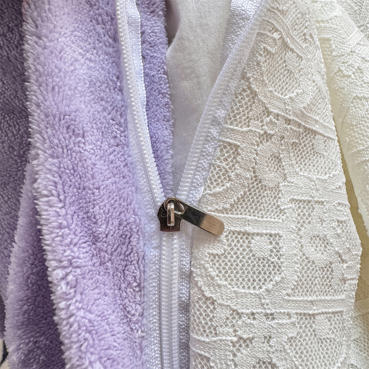 91家纺网 家纺一手货源 找家纺 灰鲸 2025新款牛奶绒拼接刺绣雕花套件-露娜 露娜-风铃紫