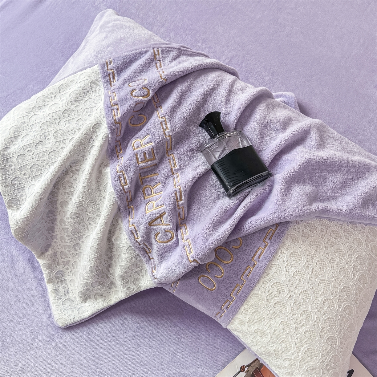 91家纺网 家纺一手货源 找家纺 灰鲸 2025新款牛奶绒拼接刺绣雕花套件-露娜 露娜-风铃紫