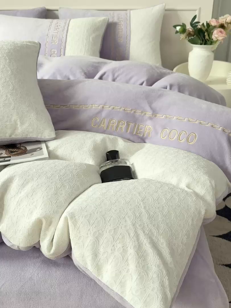 91家纺网 家纺一手货源 找家纺 灰鲸 2025新款牛奶绒拼接刺绣雕花套件-露娜 露娜-风铃紫