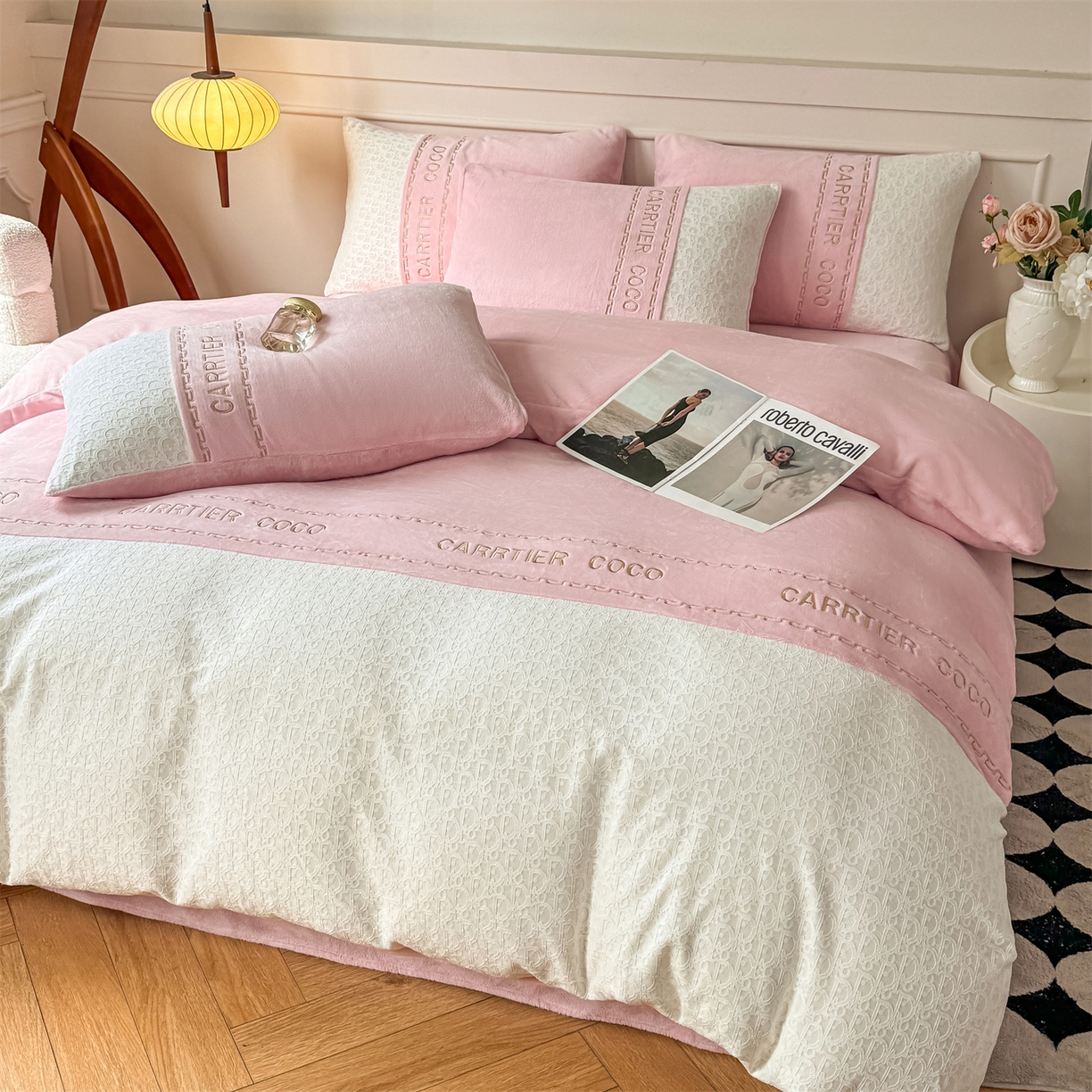 91家纺网 家纺一手货源 找家纺 灰鲸 2025新款牛奶绒拼接刺绣雕花套件-露娜 露娜-可可粉