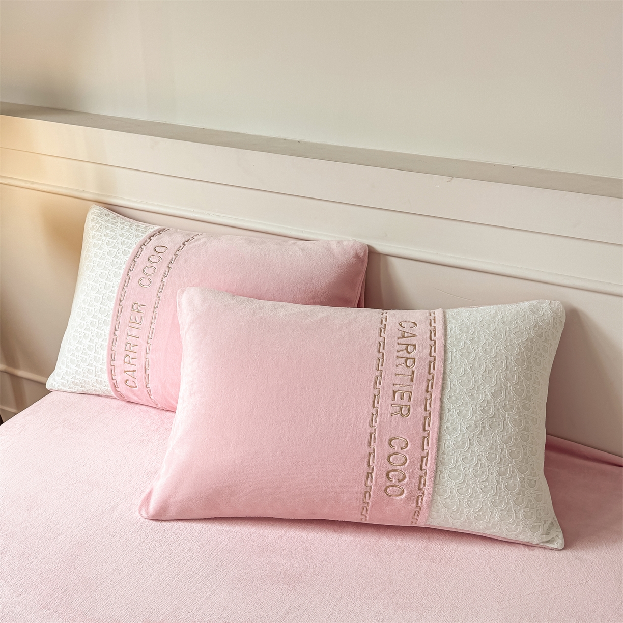 91家纺网 家纺一手货源 找家纺 灰鲸 2025新款牛奶绒拼接刺绣雕花套件-露娜 露娜-可可粉