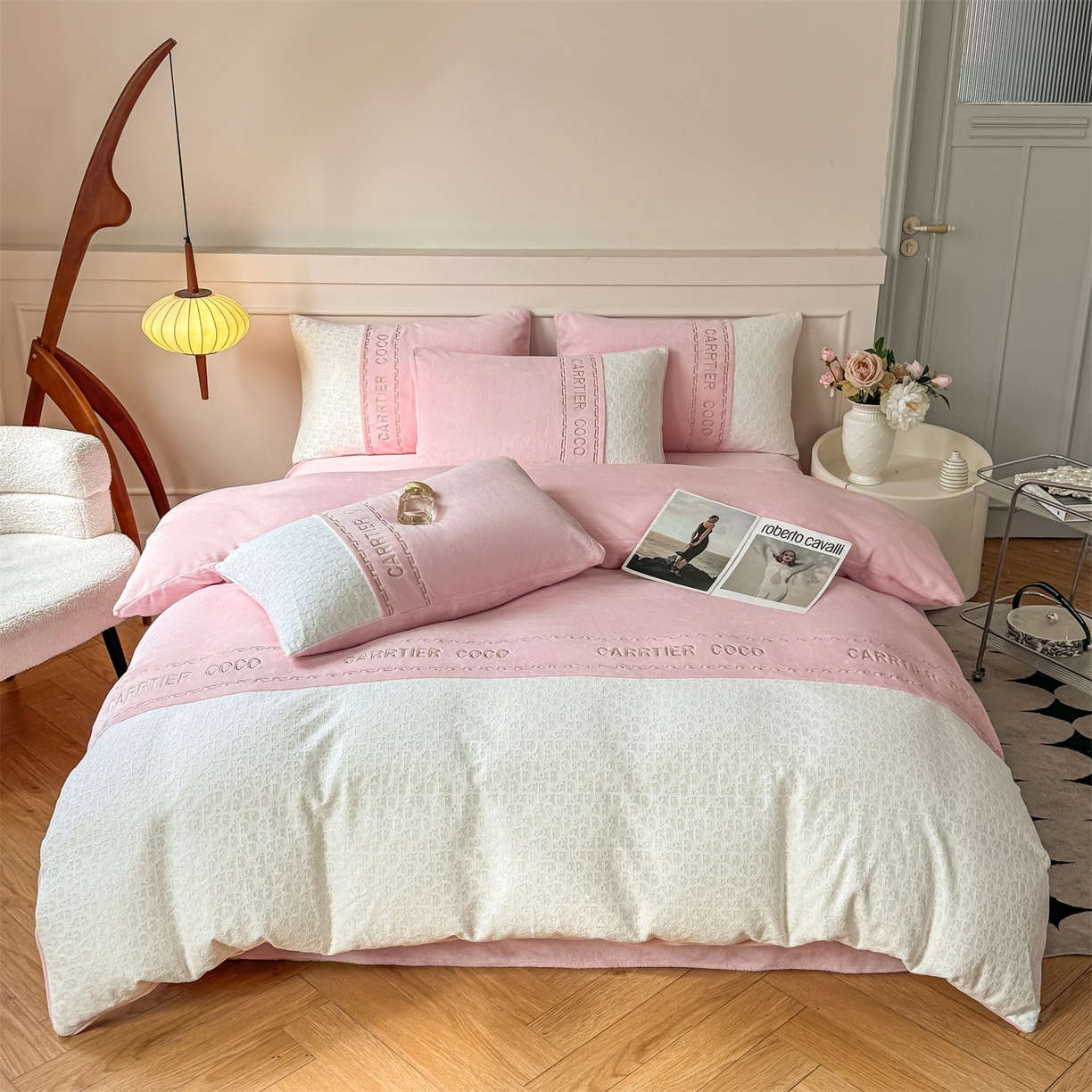 91家纺网 家纺一手货源 找家纺 灰鲸 2025新款牛奶绒拼接刺绣雕花套件-露娜 露娜-可可粉