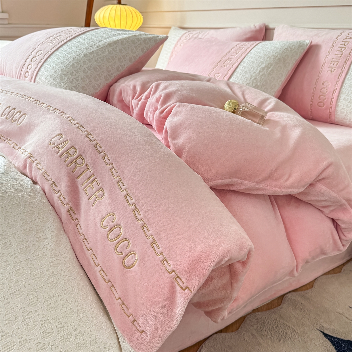 91家纺网 家纺一手货源 找家纺 灰鲸 2025新款牛奶绒拼接刺绣雕花套件-露娜 露娜-可可粉