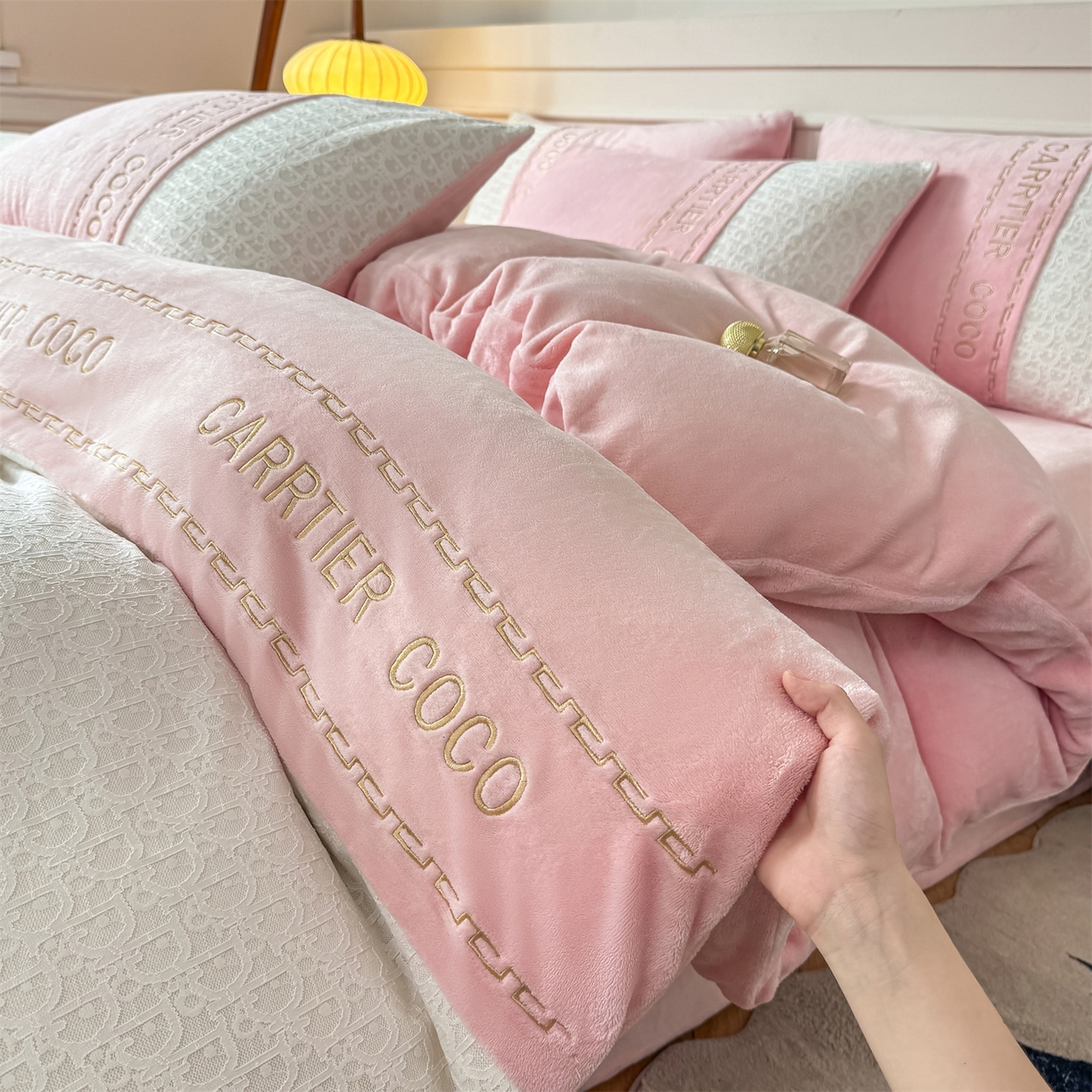 91家纺网 家纺一手货源 找家纺 灰鲸 2025新款牛奶绒拼接刺绣雕花套件-露娜 露娜-可可粉