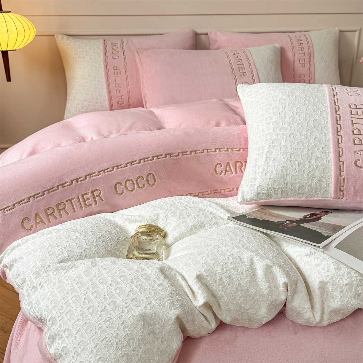 91家纺网 家纺一手货源 找家纺 灰鲸 2025新款牛奶绒拼接刺绣雕花套件-露娜 露娜-可可粉