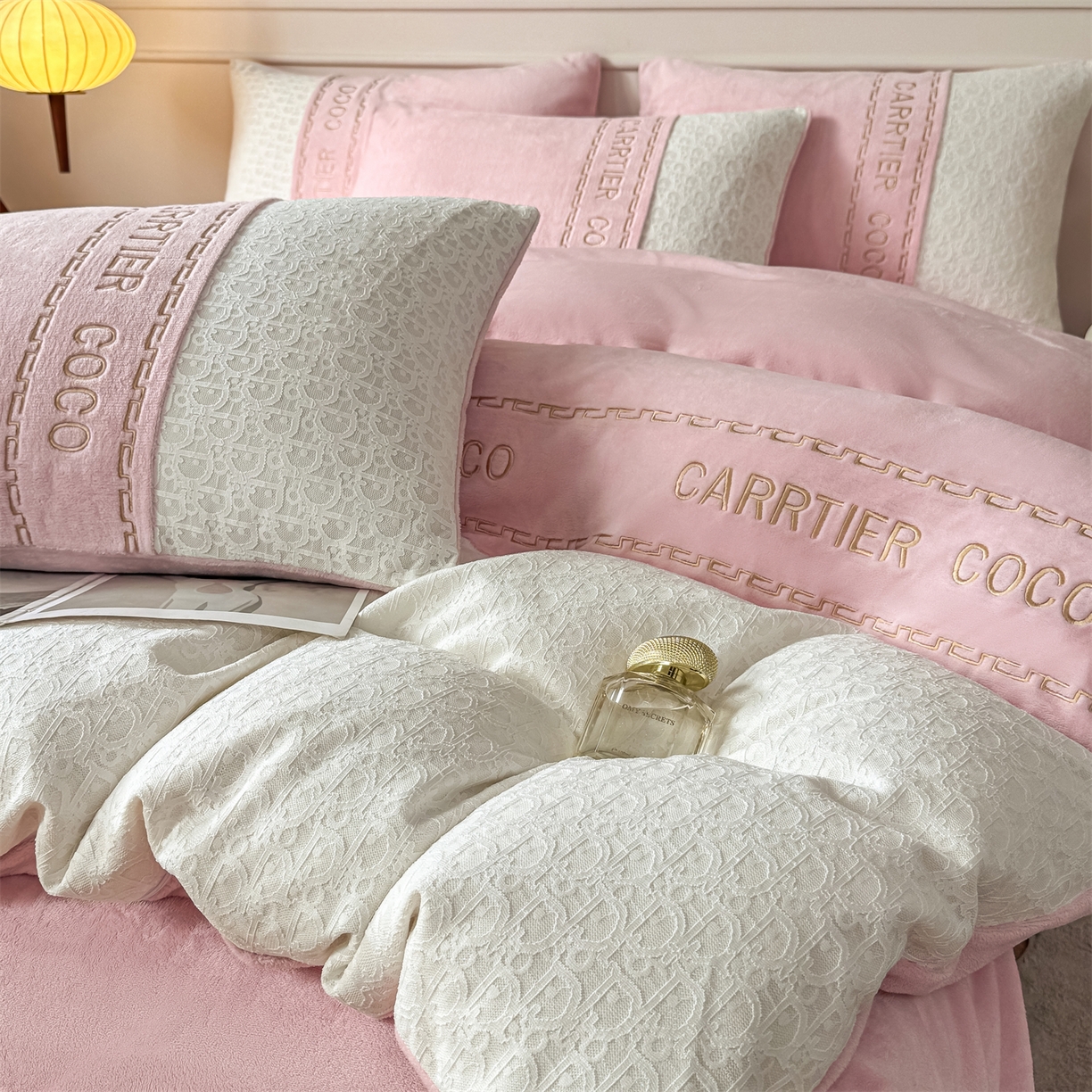 91家纺网 家纺一手货源 找家纺 灰鲸 2025新款牛奶绒拼接刺绣雕花套件-露娜 露娜-可可粉