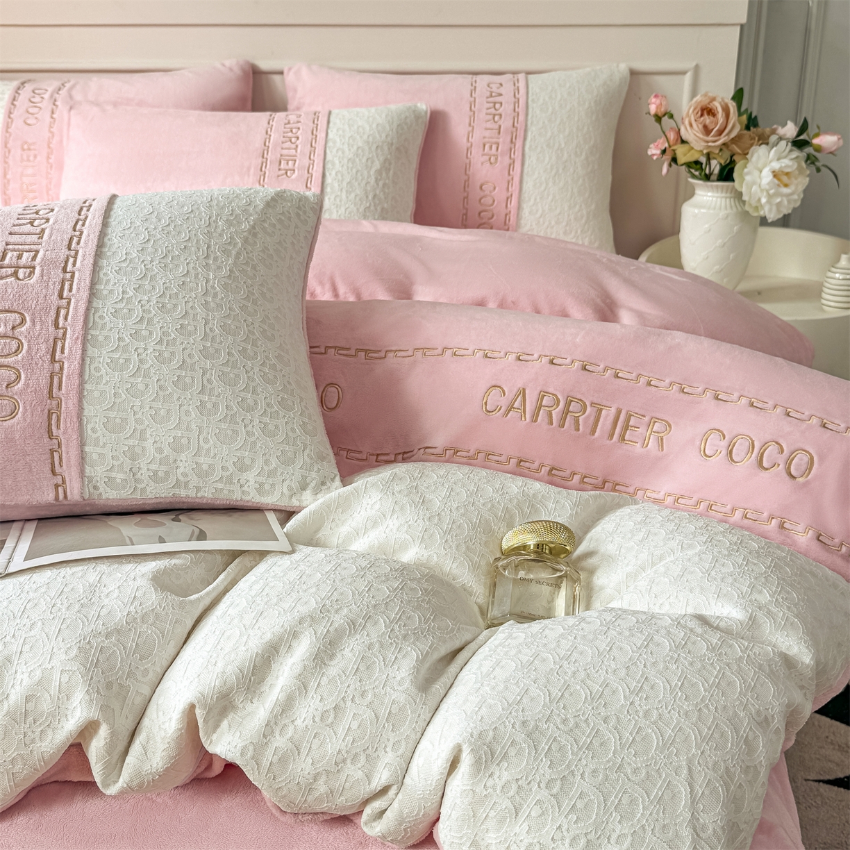 91家纺网 家纺一手货源 找家纺 灰鲸 2025新款牛奶绒拼接刺绣雕花套件-露娜 露娜-可可粉