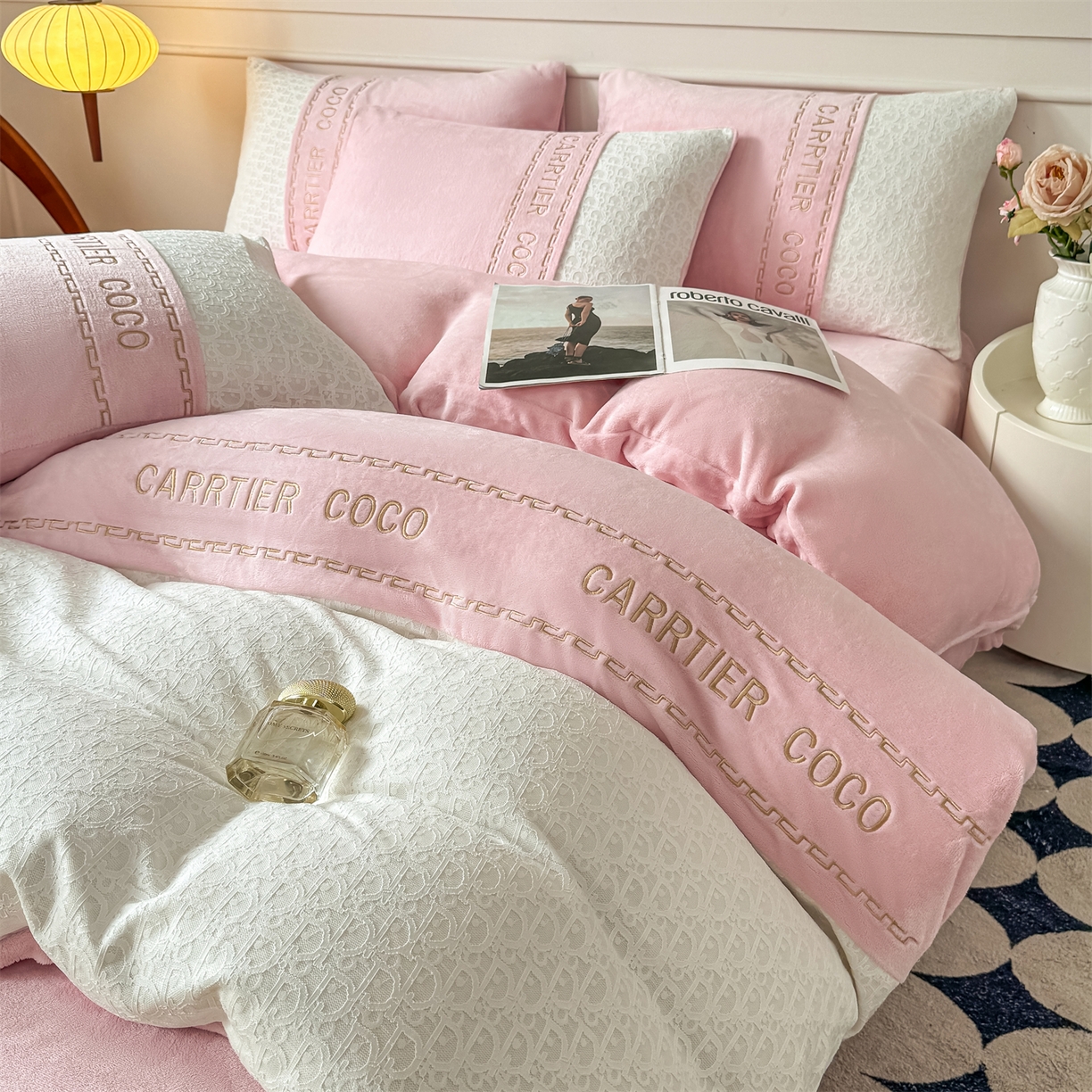 91家纺网 家纺一手货源 找家纺 灰鲸 2025新款牛奶绒拼接刺绣雕花套件-露娜 露娜-可可粉