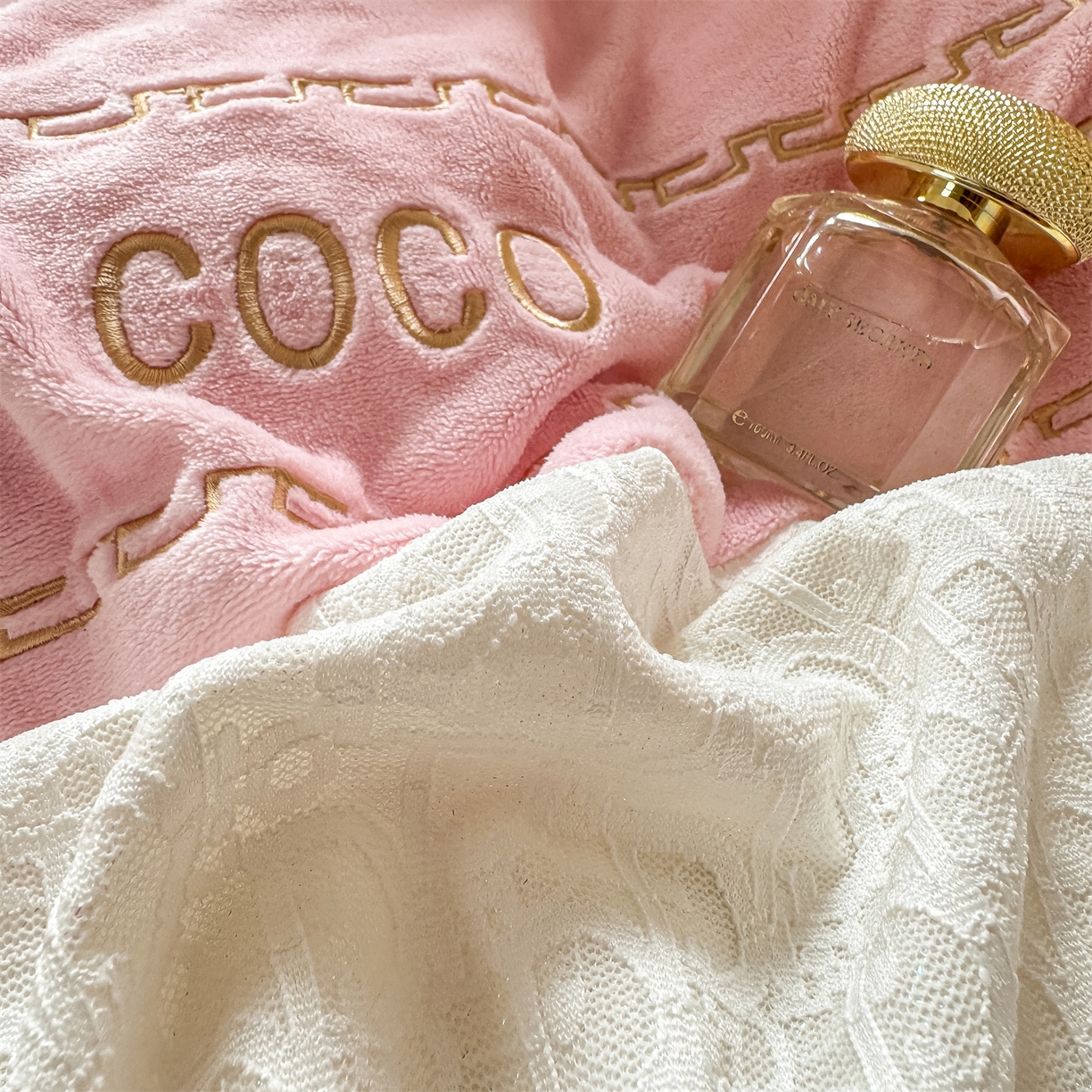 91家纺网 家纺一手货源 找家纺 灰鲸 2025新款牛奶绒拼接刺绣雕花套件-露娜 露娜-可可粉