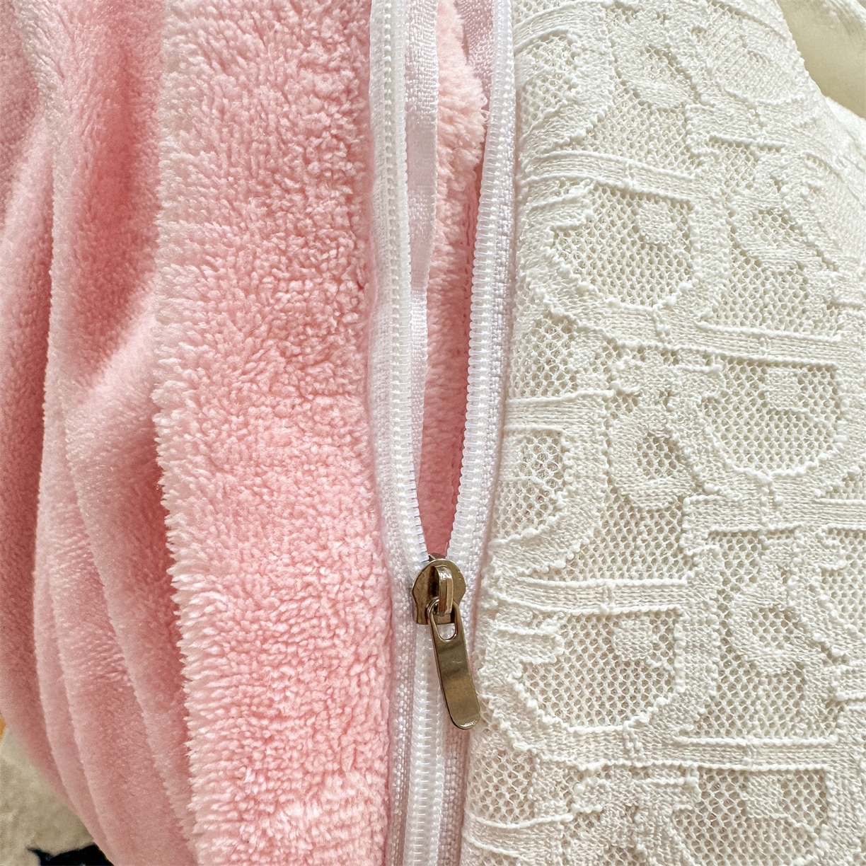 91家纺网 家纺一手货源 找家纺 灰鲸 2025新款牛奶绒拼接刺绣雕花套件-露娜 露娜-可可粉