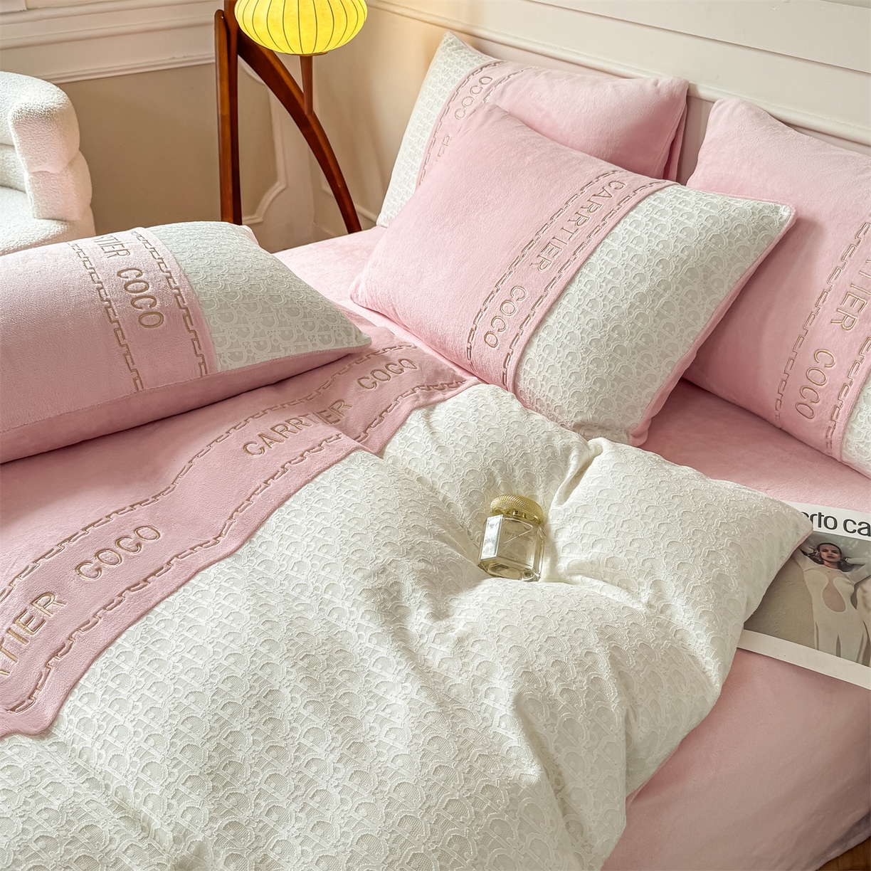 91家纺网 家纺一手货源 找家纺 灰鲸 2025新款牛奶绒拼接刺绣雕花套件-露娜 露娜-可可粉