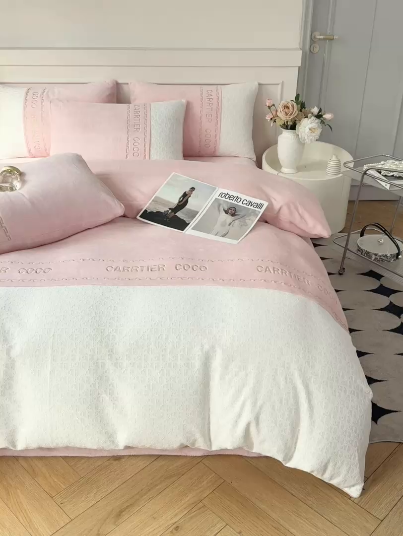 91家纺网 家纺一手货源 找家纺 灰鲸 2025新款牛奶绒拼接刺绣雕花套件-露娜 露娜-可可粉