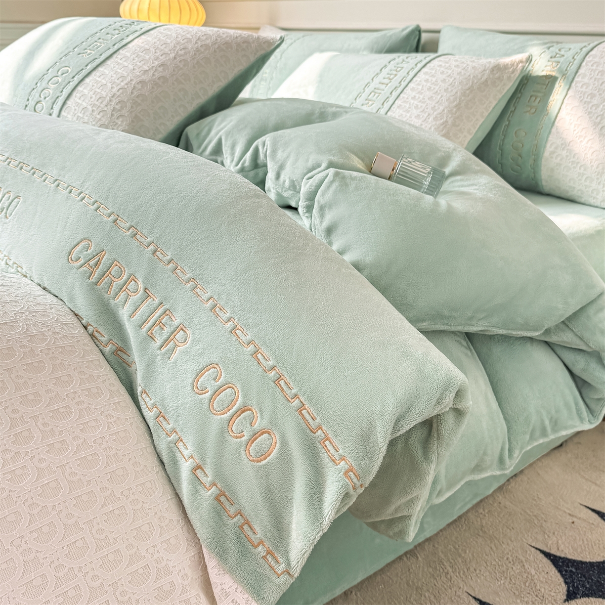 91家纺网 家纺一手货源 找家纺 灰鲸 2025新款牛奶绒拼接刺绣雕花套件-露娜 露娜-抹茶绿