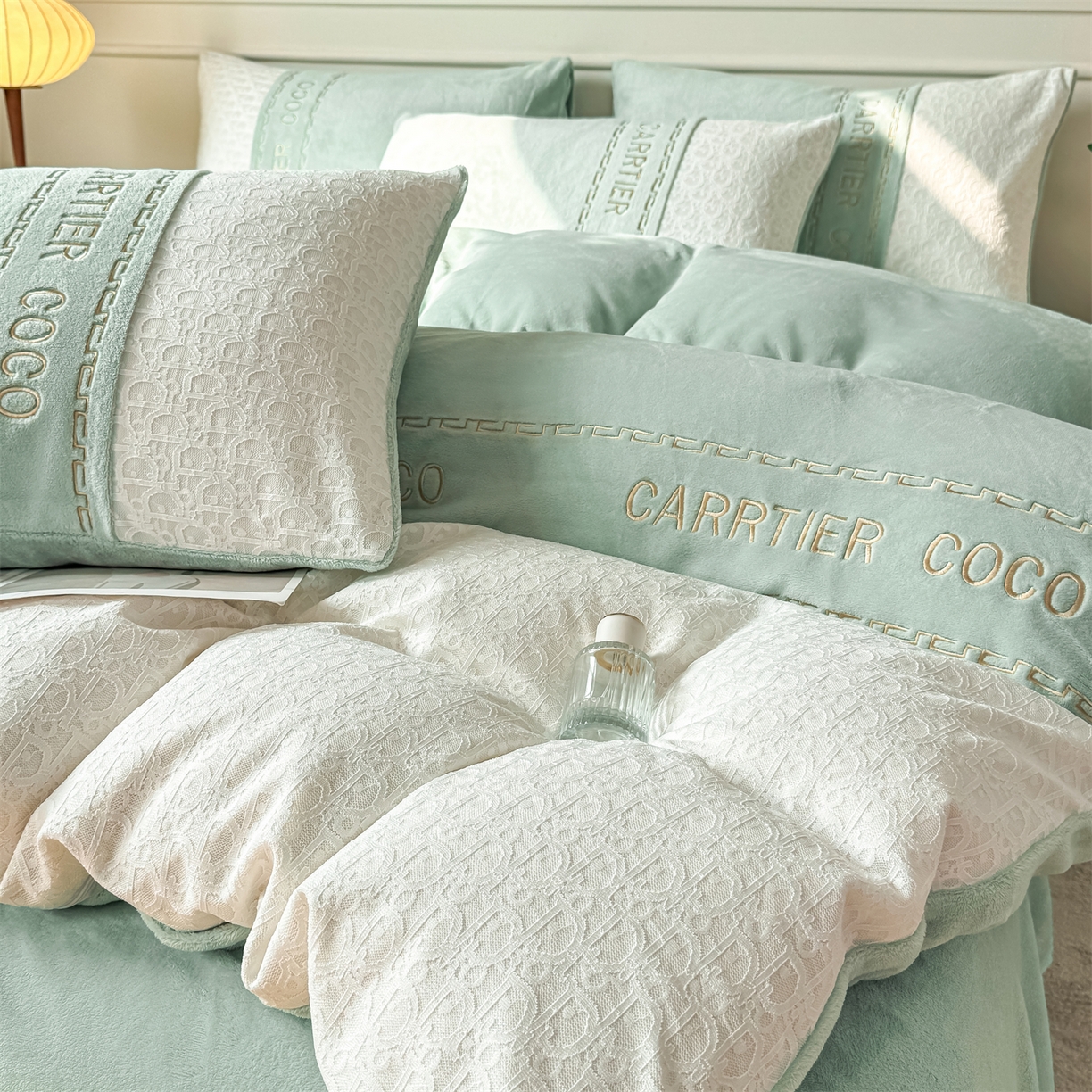 91家纺网 家纺一手货源 找家纺 灰鲸 2025新款牛奶绒拼接刺绣雕花套件-露娜 露娜-抹茶绿