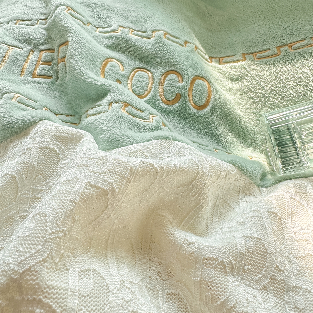 91家纺网 家纺一手货源 找家纺 灰鲸 2025新款牛奶绒拼接刺绣雕花套件-露娜 露娜-抹茶绿