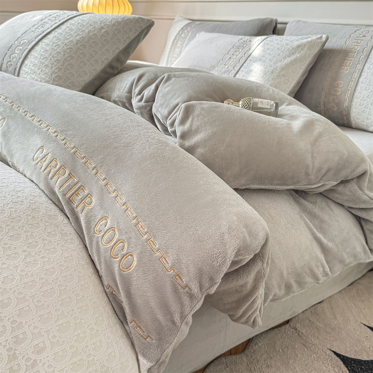 91家纺网 家纺一手货源 找家纺 灰鲸 2025新款牛奶绒拼接刺绣雕花套件-露娜 露娜-纳多灰