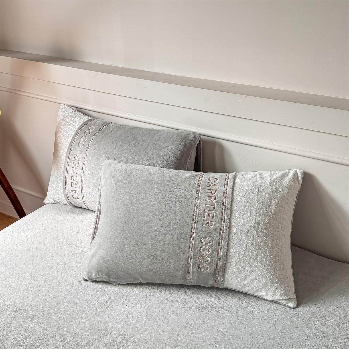 91家纺网 家纺一手货源 找家纺 灰鲸 2025新款牛奶绒拼接刺绣雕花套件-露娜 露娜-纳多灰