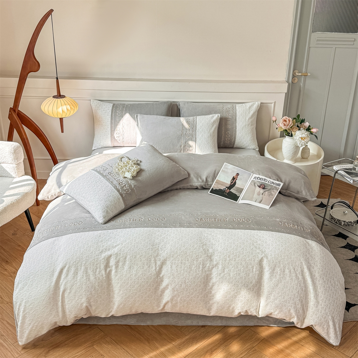 91家纺网 家纺一手货源 找家纺 灰鲸 2025新款牛奶绒拼接刺绣雕花套件-露娜 露娜-纳多灰