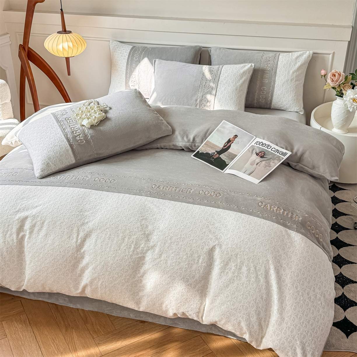 91家纺网 家纺一手货源 找家纺 灰鲸 2025新款牛奶绒拼接刺绣雕花套件-露娜 露娜-纳多灰