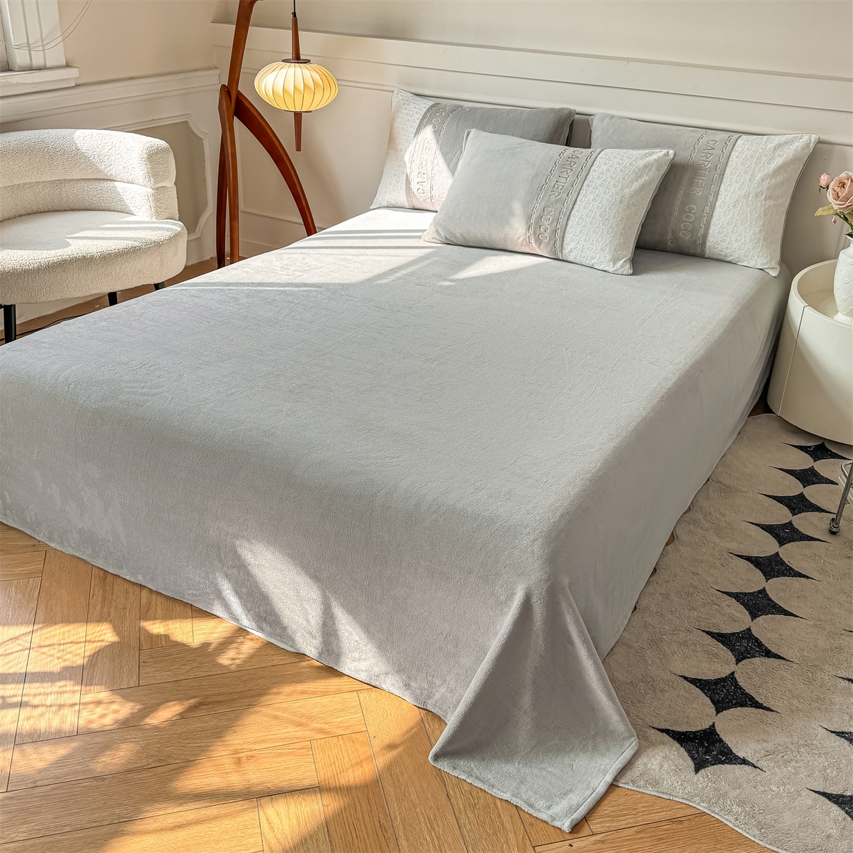 91家纺网 家纺一手货源 找家纺 灰鲸 2025新款牛奶绒拼接刺绣雕花套件-露娜 露娜-纳多灰