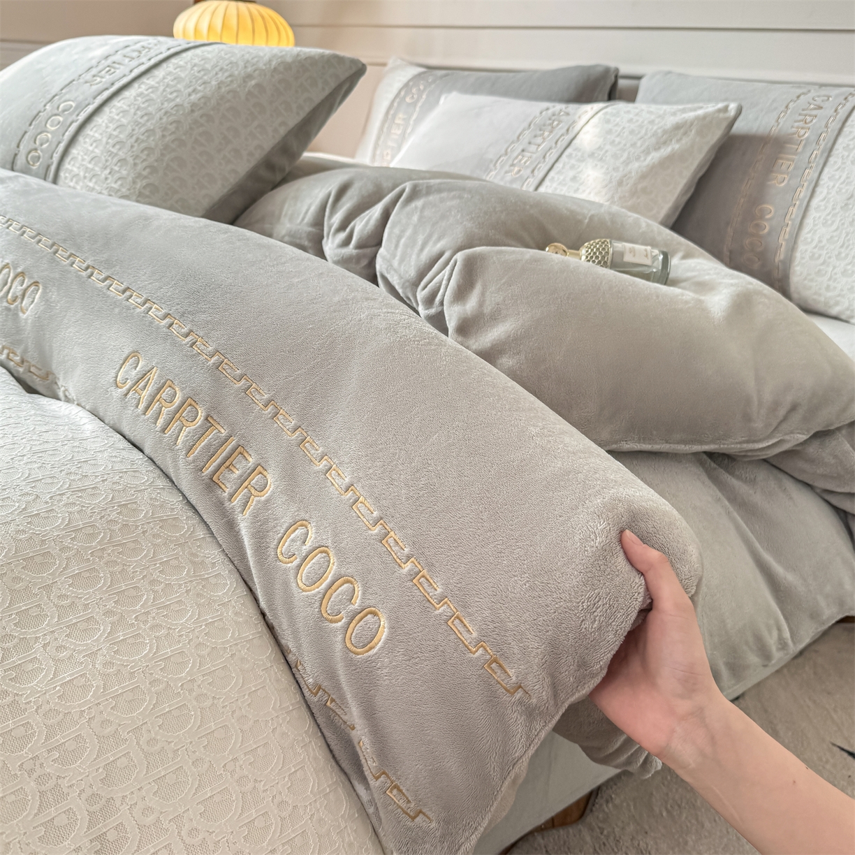 91家纺网 家纺一手货源 找家纺 灰鲸 2025新款牛奶绒拼接刺绣雕花套件-露娜 露娜-纳多灰