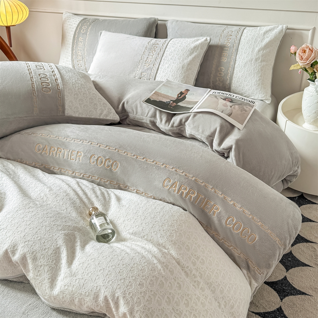 91家纺网 家纺一手货源 找家纺 灰鲸 2025新款牛奶绒拼接刺绣雕花套件-露娜 露娜-纳多灰