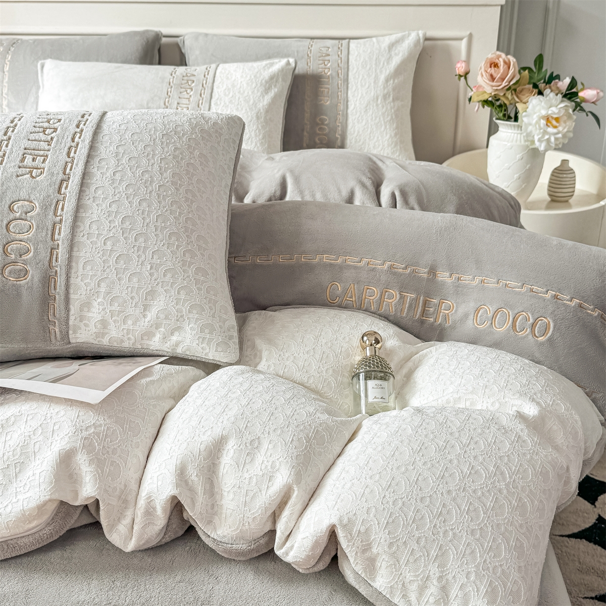 91家纺网 家纺一手货源 找家纺 灰鲸 2025新款牛奶绒拼接刺绣雕花套件-露娜 露娜-纳多灰