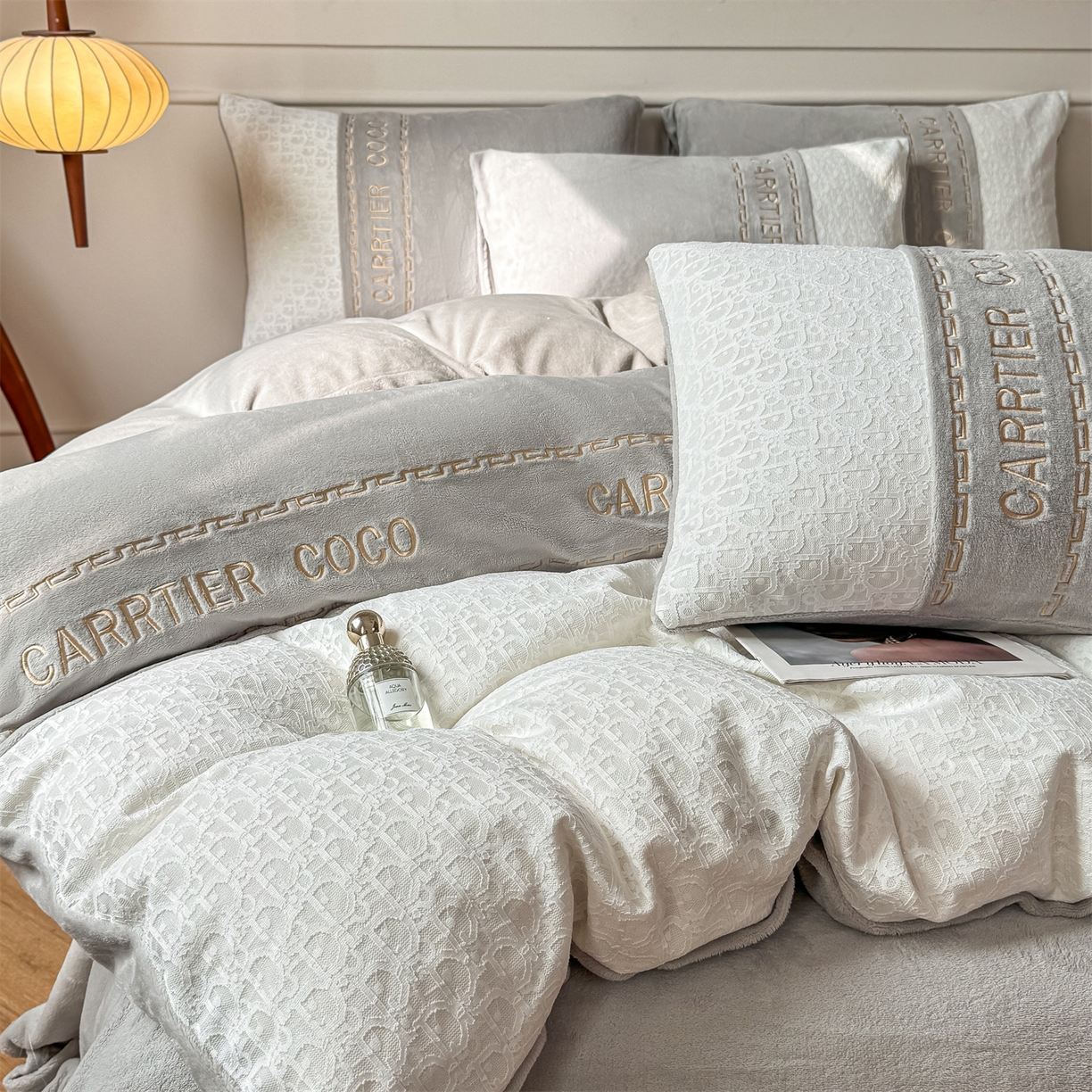 91家纺网 家纺一手货源 找家纺 灰鲸 2025新款牛奶绒拼接刺绣雕花套件-露娜 露娜-纳多灰