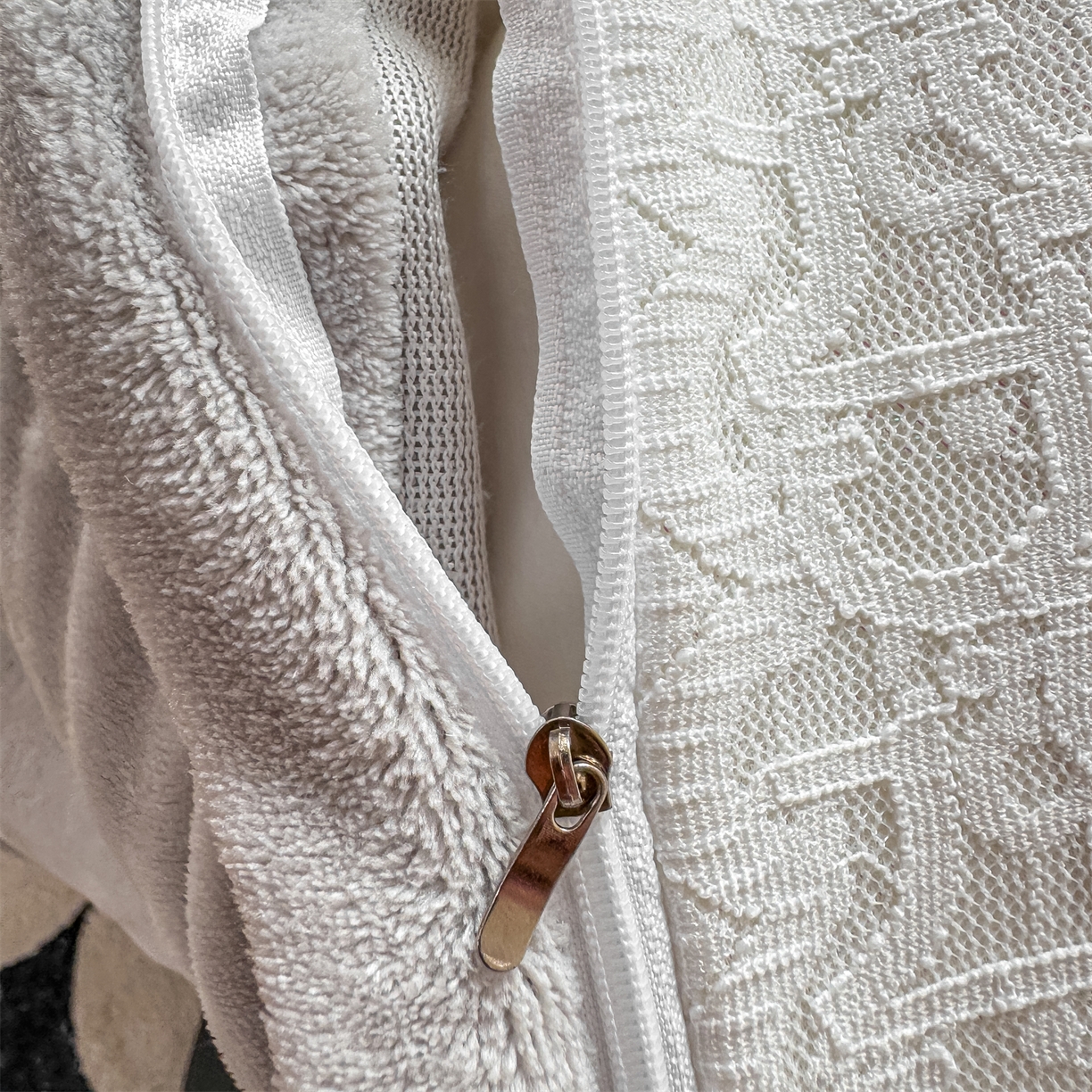 91家纺网 家纺一手货源 找家纺 灰鲸 2025新款牛奶绒拼接刺绣雕花套件-露娜 露娜-纳多灰