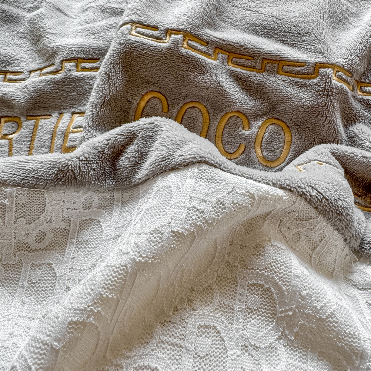 91家纺网 家纺一手货源 找家纺 灰鲸 2025新款牛奶绒拼接刺绣雕花套件-露娜 露娜-纳多灰