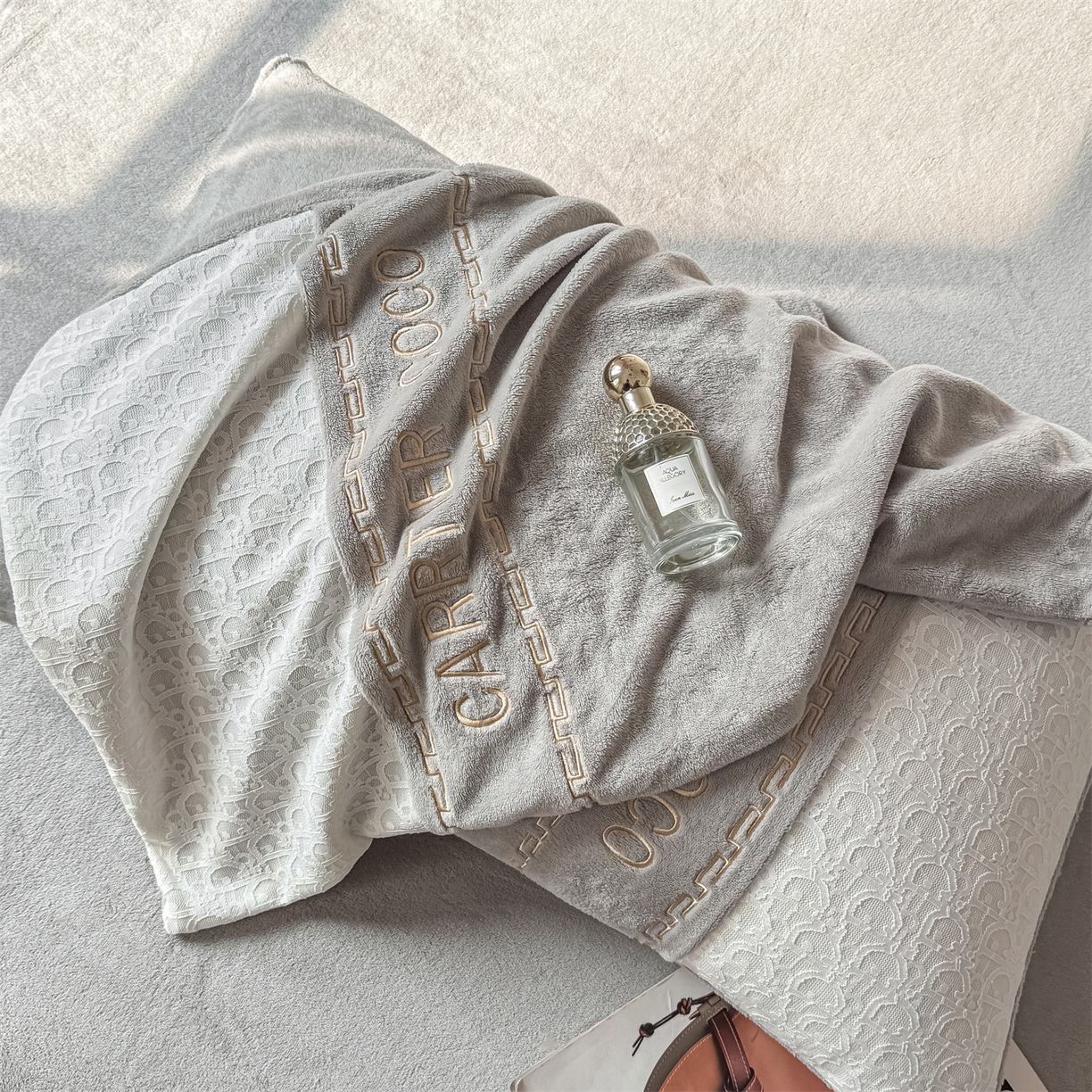 91家纺网 家纺一手货源 找家纺 灰鲸 2025新款牛奶绒拼接刺绣雕花套件-露娜 露娜-纳多灰