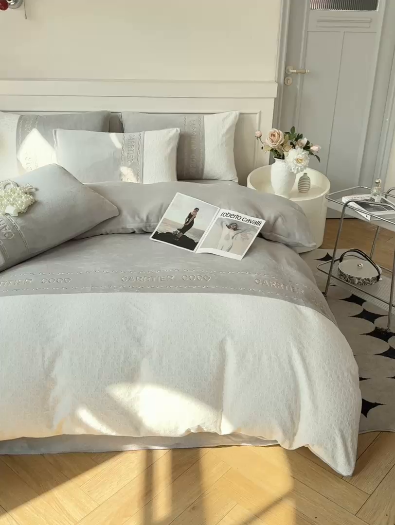 91家纺网 家纺一手货源 找家纺 灰鲸 2025新款牛奶绒拼接刺绣雕花套件-露娜 露娜-纳多灰