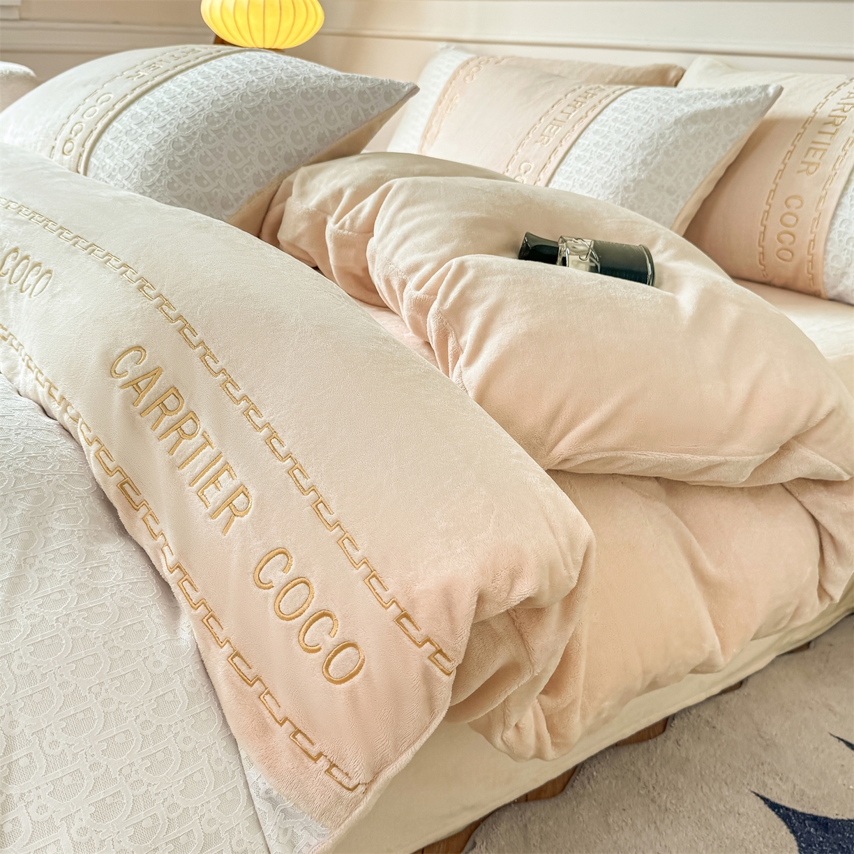 91家纺网 家纺一手货源 找家纺 灰鲸 2025新款牛奶绒拼接刺绣雕花套件-露娜 露娜-奶茶