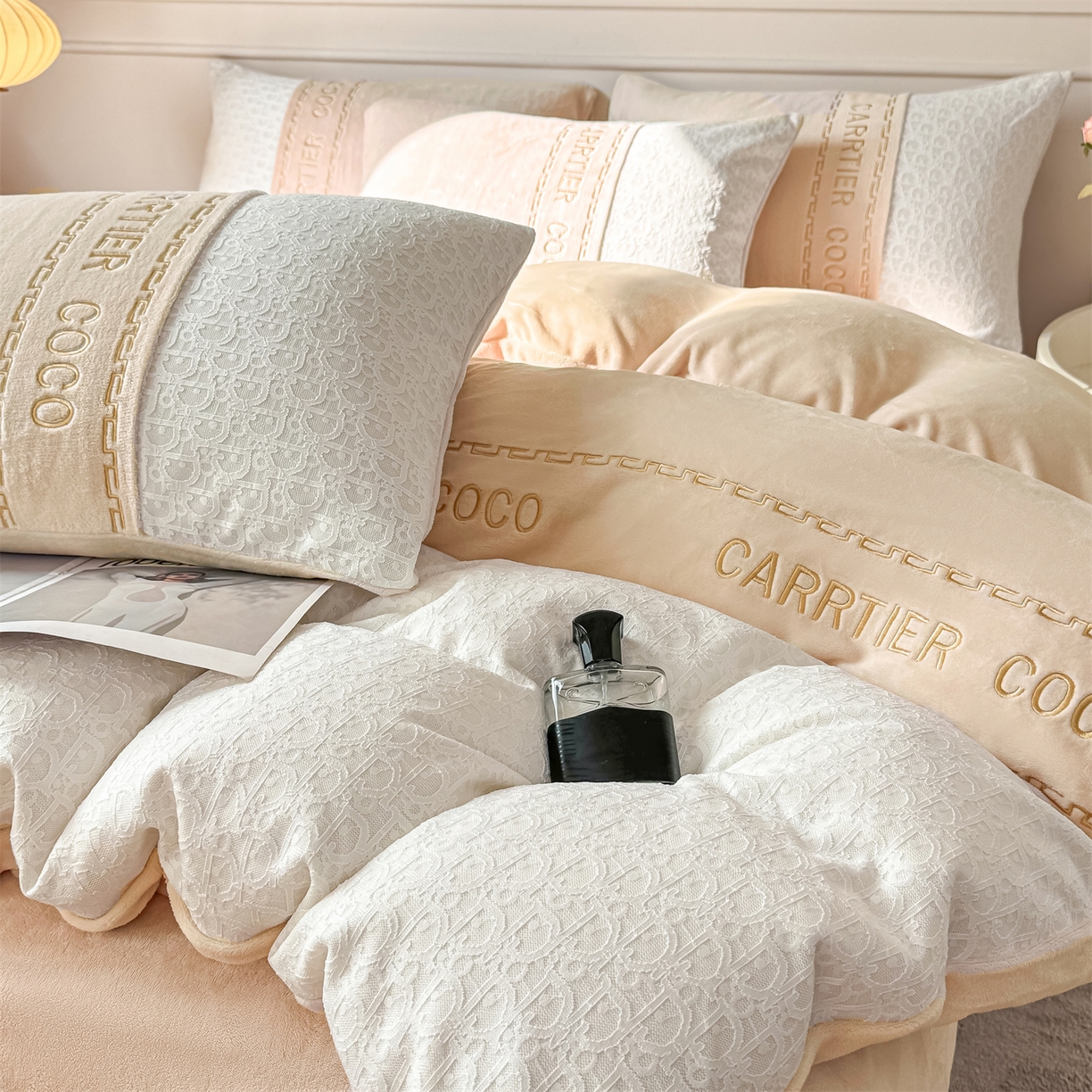 91家纺网 家纺一手货源 找家纺 灰鲸 2025新款牛奶绒拼接刺绣雕花套件-露娜 露娜-奶茶