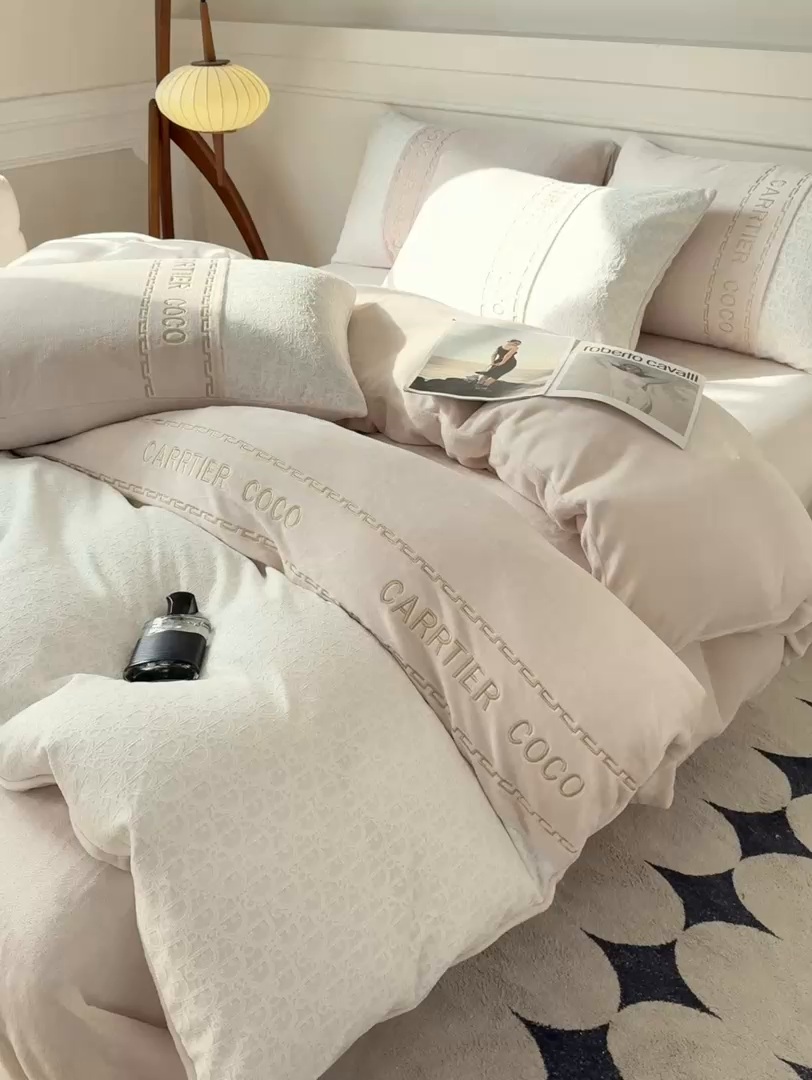 91家纺网 家纺一手货源 找家纺 灰鲸 2025新款牛奶绒拼接刺绣雕花套件-露娜 露娜-奶茶