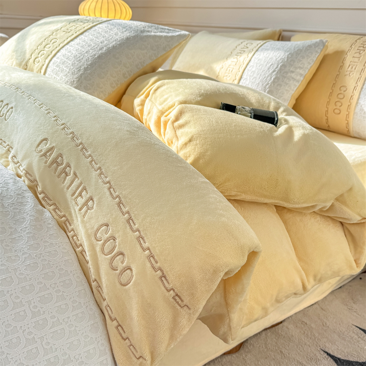 91家纺网 家纺一手货源 找家纺 灰鲸 2025新款牛奶绒拼接刺绣雕花套件-露娜 露娜-奶黄