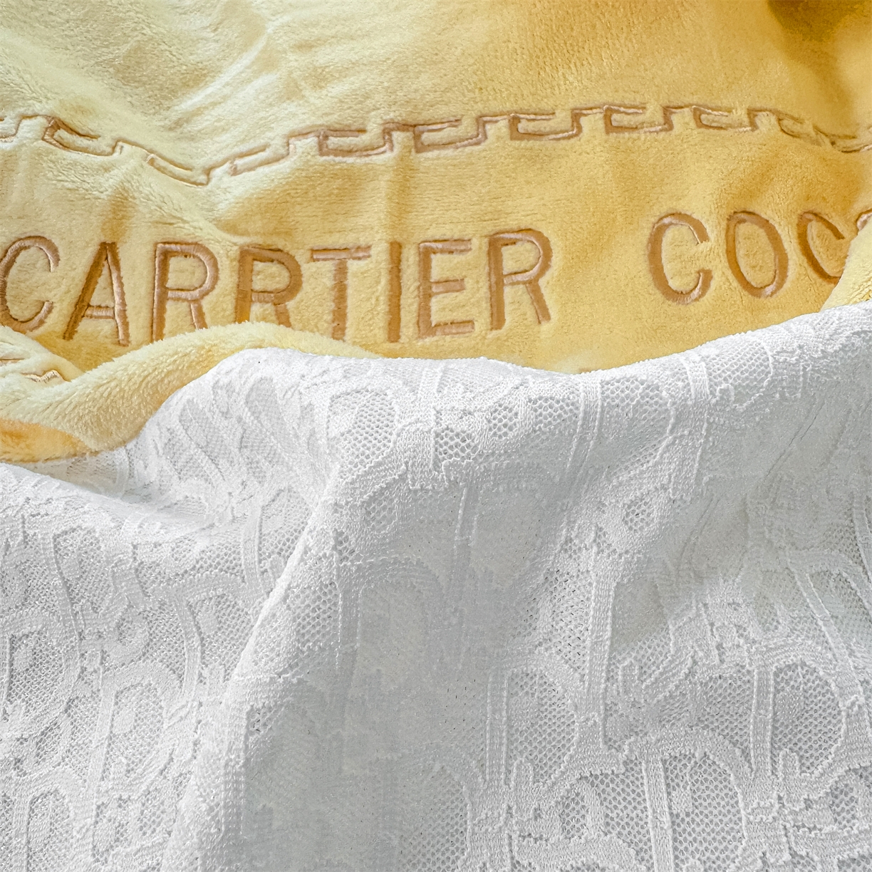 91家纺网 家纺一手货源 找家纺 灰鲸 2025新款牛奶绒拼接刺绣雕花套件-露娜 露娜-奶黄