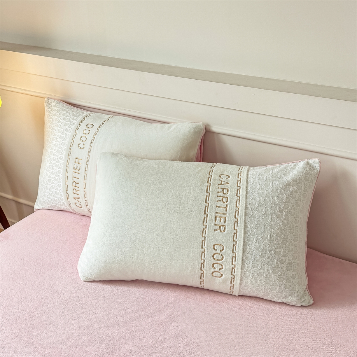 91家纺网 家纺一手货源 找家纺 灰鲸 2025新款牛奶绒拼接刺绣雕花套件-露娜 露娜-奶昔白+可可粉