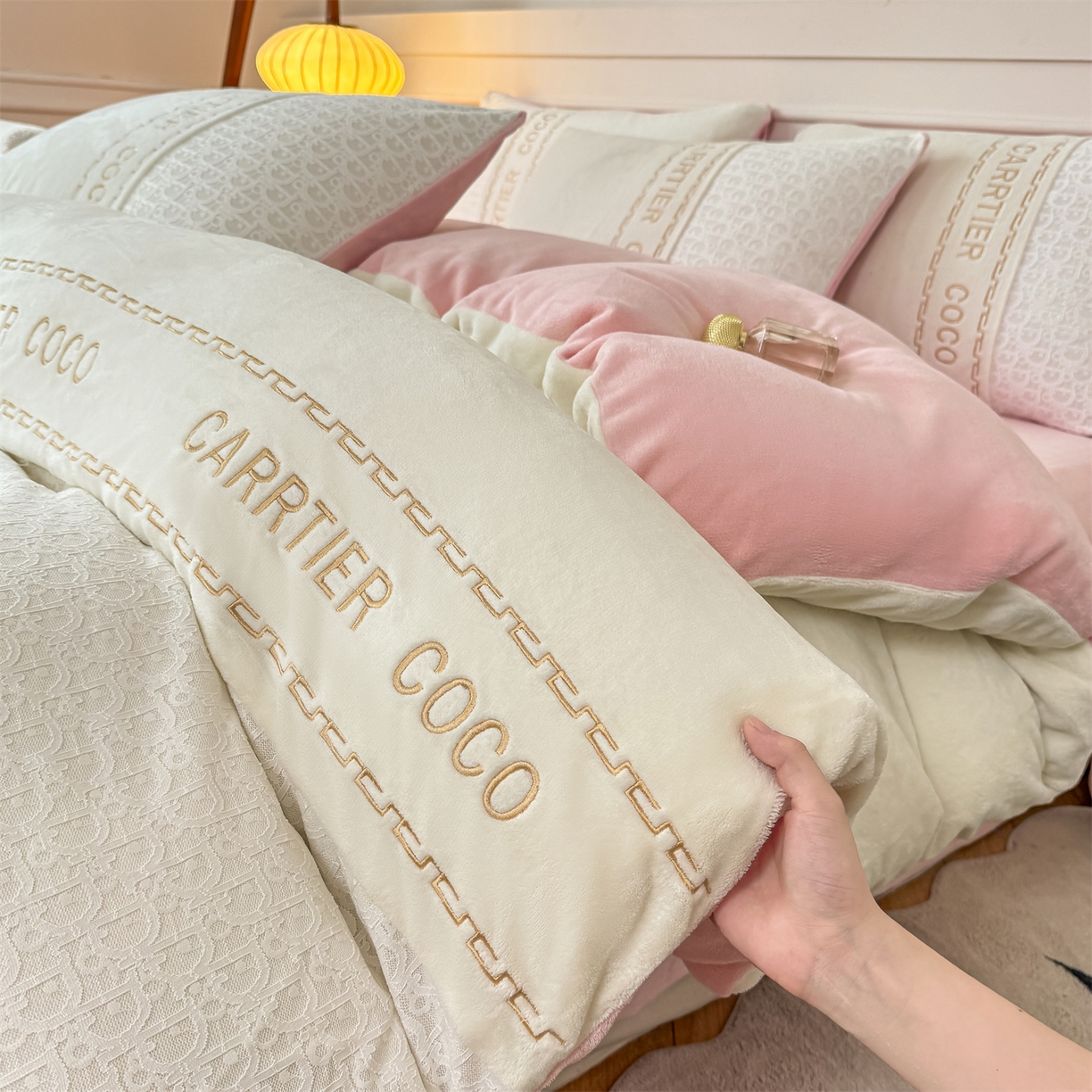 91家纺网 家纺一手货源 找家纺 灰鲸 2025新款牛奶绒拼接刺绣雕花套件-露娜 露娜-奶昔白+可可粉