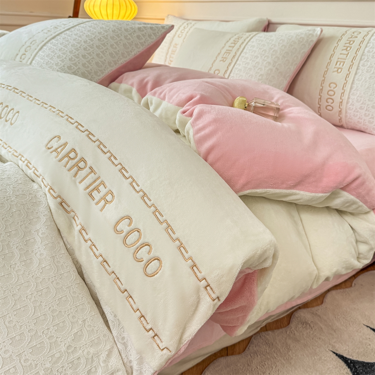 91家纺网 家纺一手货源 找家纺 灰鲸 2025新款牛奶绒拼接刺绣雕花套件-露娜 露娜-奶昔白+可可粉