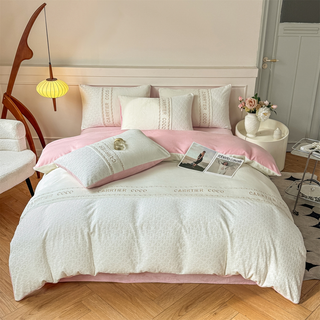 91家纺网 家纺一手货源 找家纺 灰鲸 2025新款牛奶绒拼接刺绣雕花套件-露娜 露娜-奶昔白+可可粉