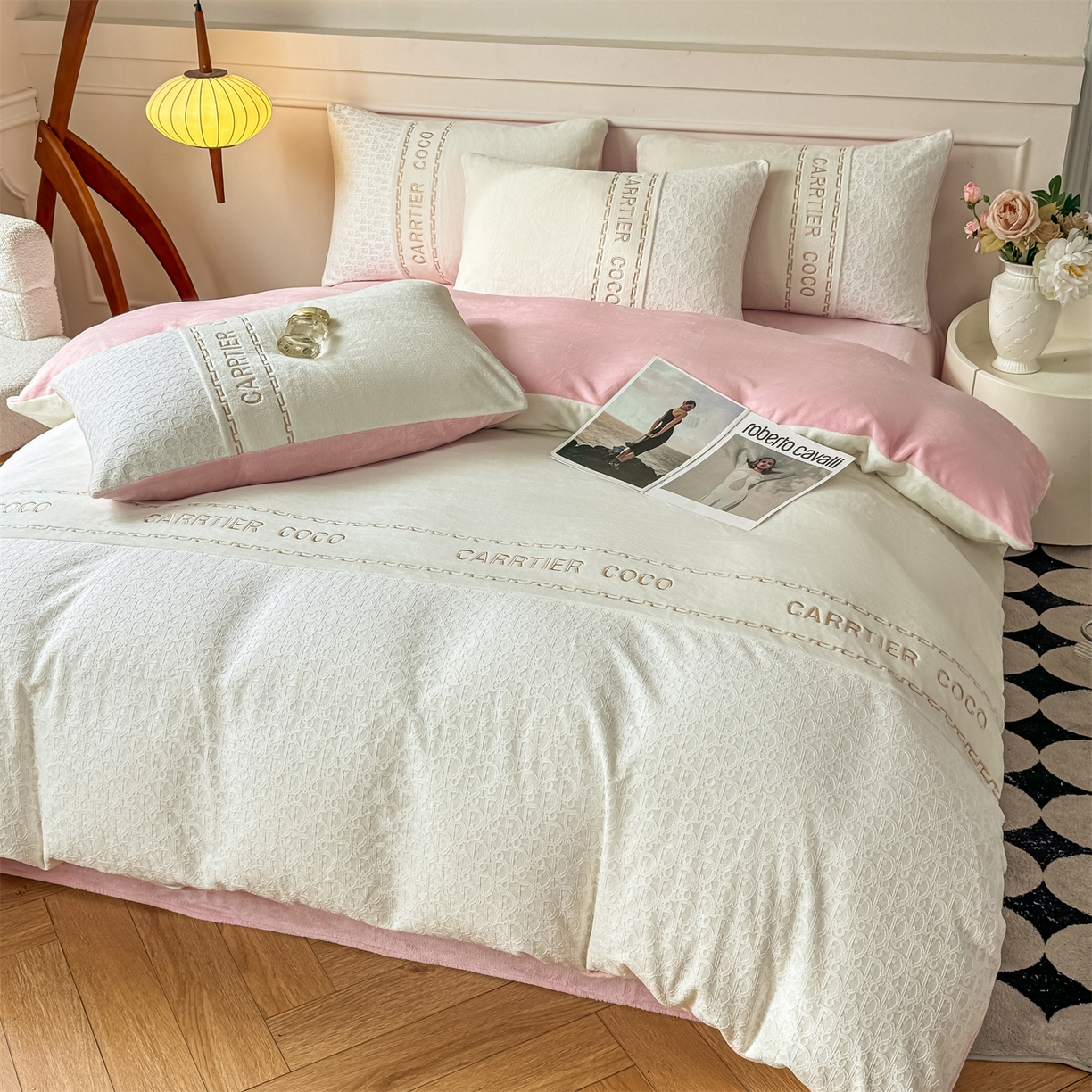 91家纺网 家纺一手货源 找家纺 灰鲸 2025新款牛奶绒拼接刺绣雕花套件-露娜 露娜-奶昔白+可可粉