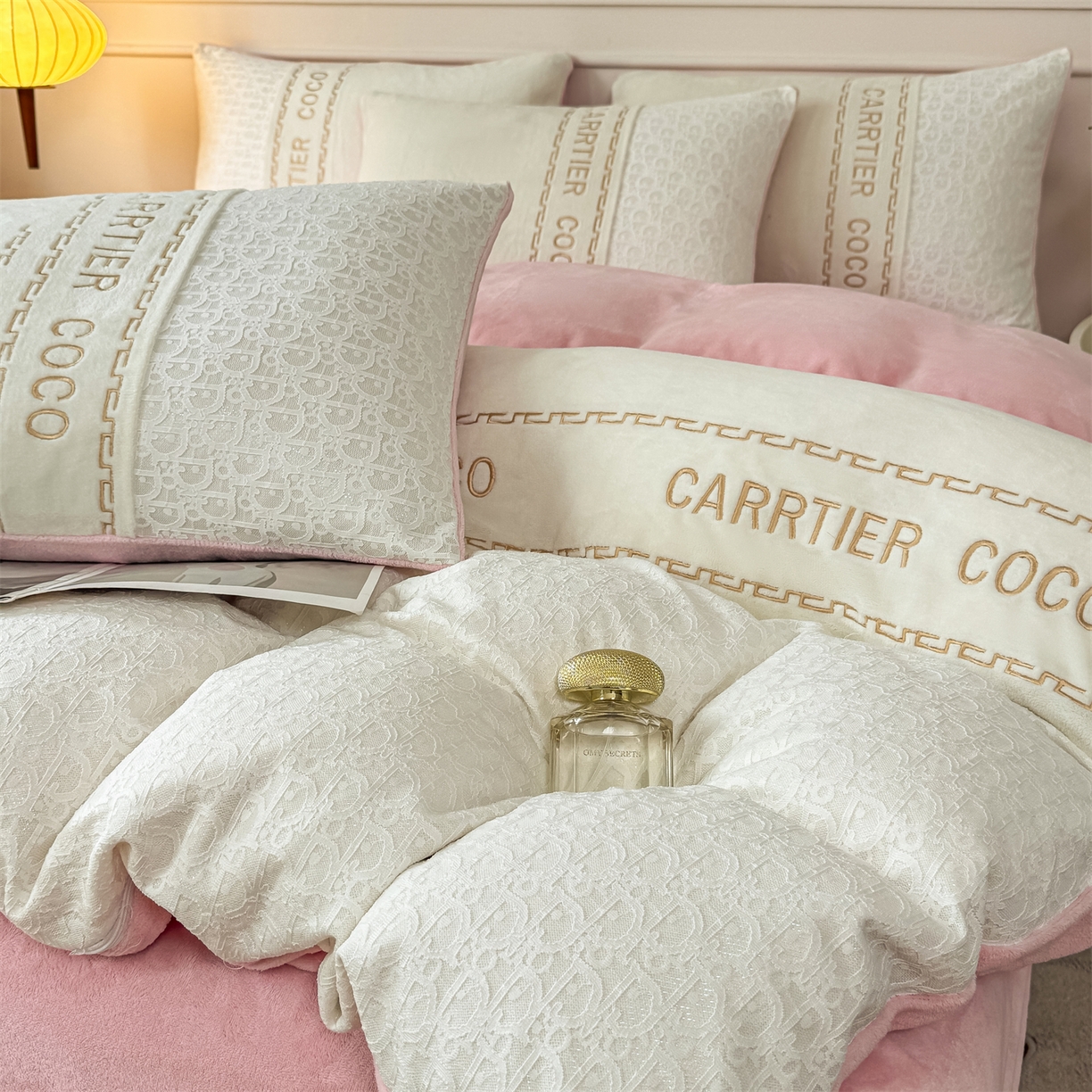 91家纺网 家纺一手货源 找家纺 灰鲸 2025新款牛奶绒拼接刺绣雕花套件-露娜 露娜-奶昔白+可可粉