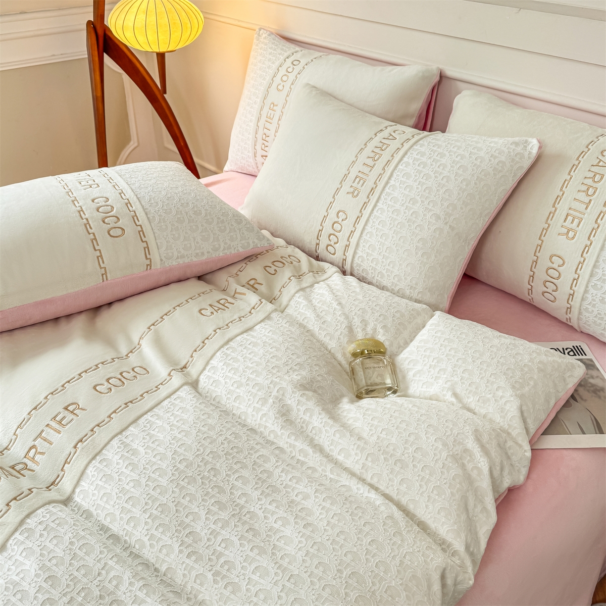 91家纺网 家纺一手货源 找家纺 灰鲸 2025新款牛奶绒拼接刺绣雕花套件-露娜 露娜-奶昔白+可可粉