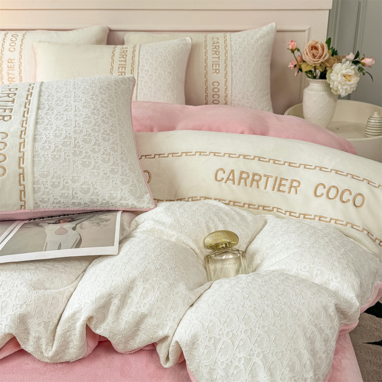 91家纺网 家纺一手货源 找家纺 灰鲸 2025新款牛奶绒拼接刺绣雕花套件-露娜 露娜-奶昔白+可可粉