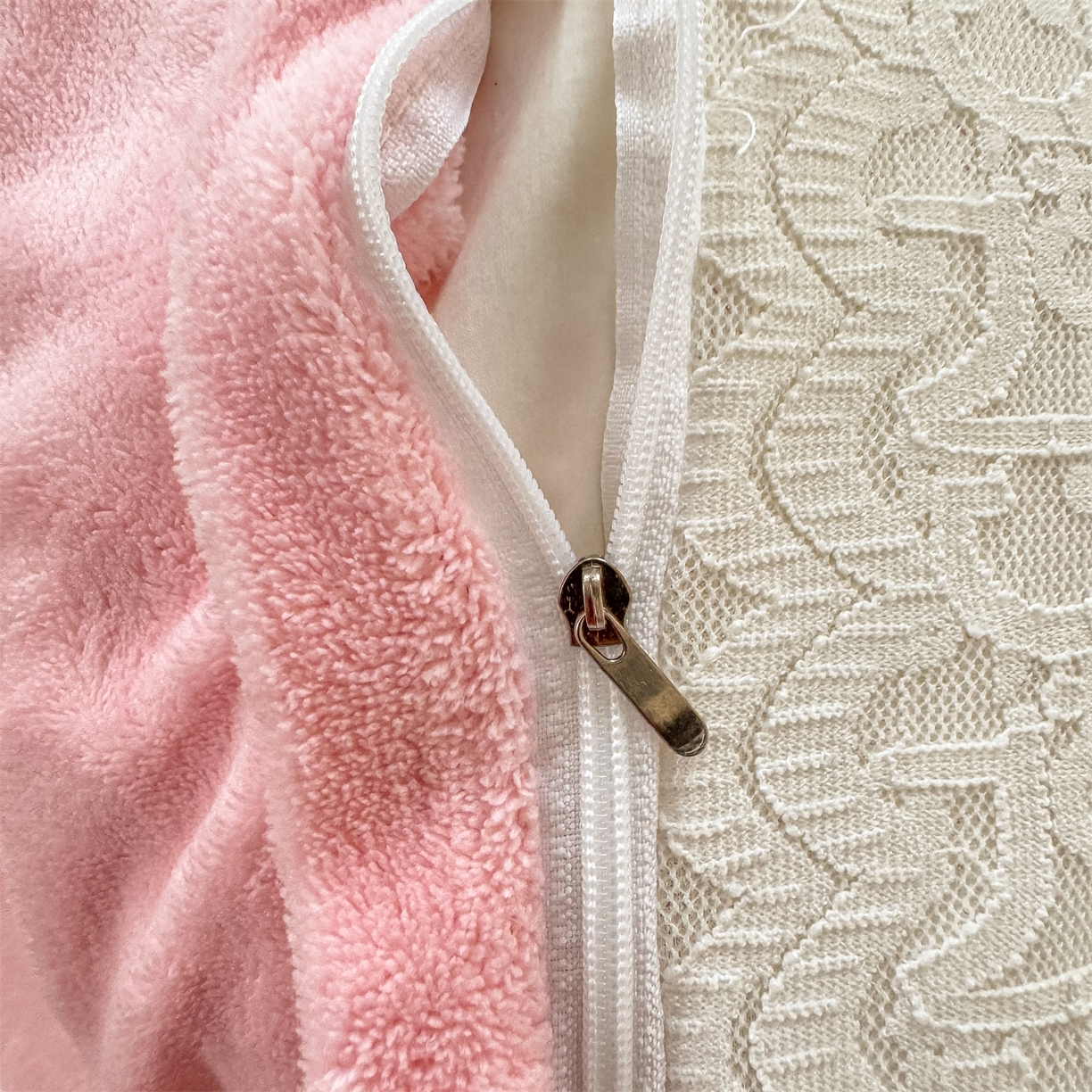 91家纺网 家纺一手货源 找家纺 灰鲸 2025新款牛奶绒拼接刺绣雕花套件-露娜 露娜-奶昔白+可可粉