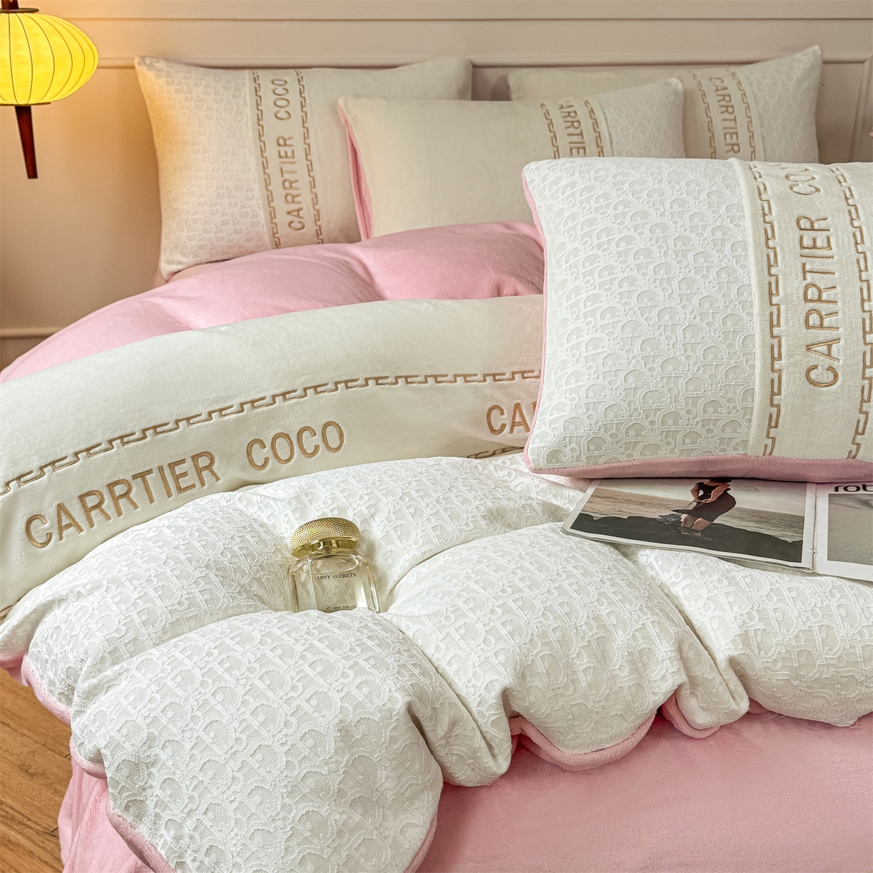 91家纺网 家纺一手货源 找家纺 灰鲸 2025新款牛奶绒拼接刺绣雕花套件-露娜 露娜-奶昔白+可可粉