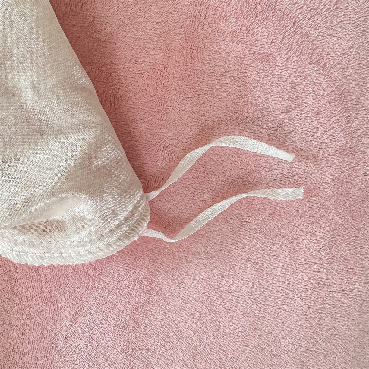 91家纺网 家纺一手货源 找家纺 灰鲸 2025新款牛奶绒拼接刺绣雕花套件-露娜 露娜-奶昔白+可可粉